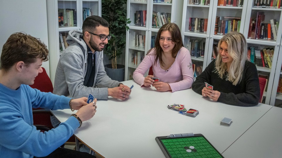 Ungdomar spelar kort 