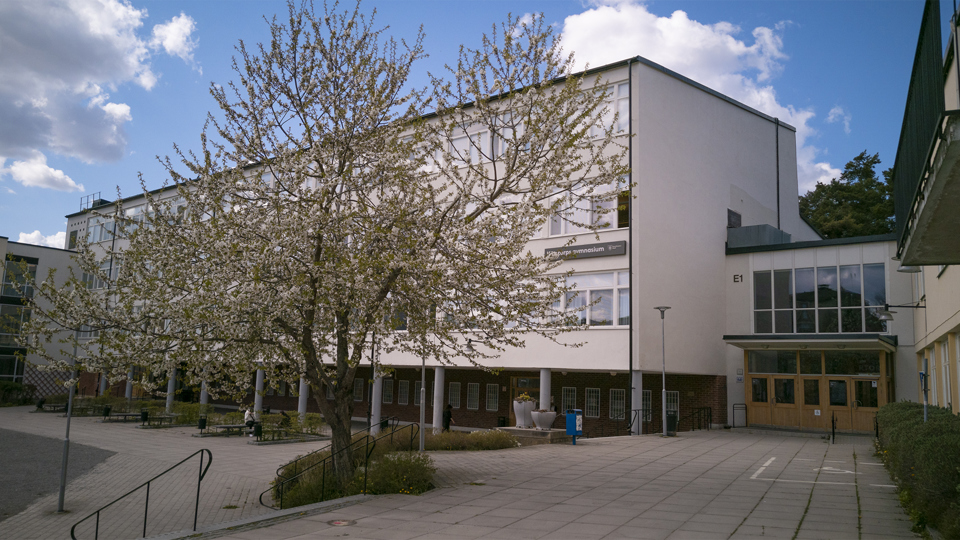 Fasaden på Kärrtorps gymnasium.