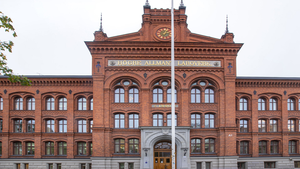 Norra Reals skolbyggnad och skolgård.