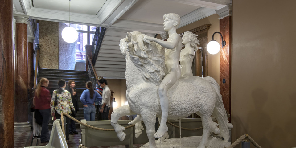 Skolbyggnad inifrån med staty