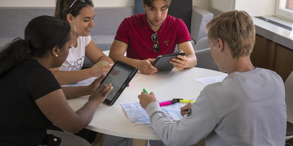 Ungdomar vid runt bord