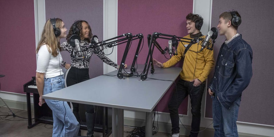 Ungdomar som står vid ett mixerbord