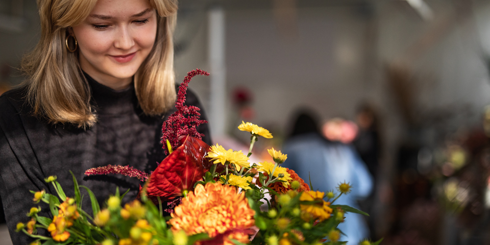 Kvinnlig elev med stor bukett