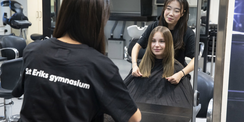 En elev klipper en annan elev