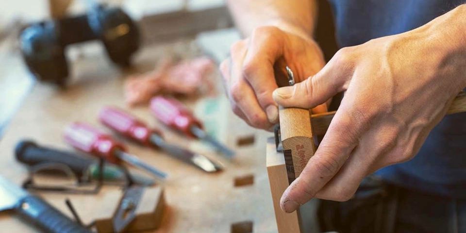 Händer som snickrar