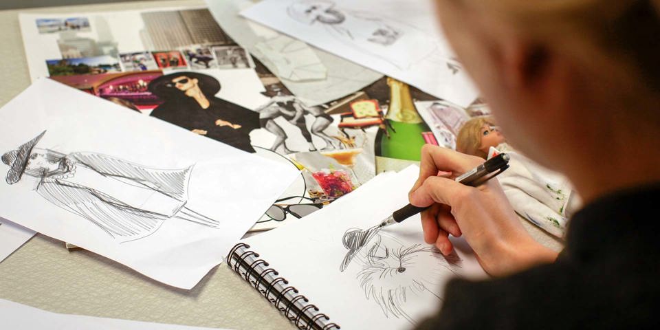 Händer som tecknar modebilder