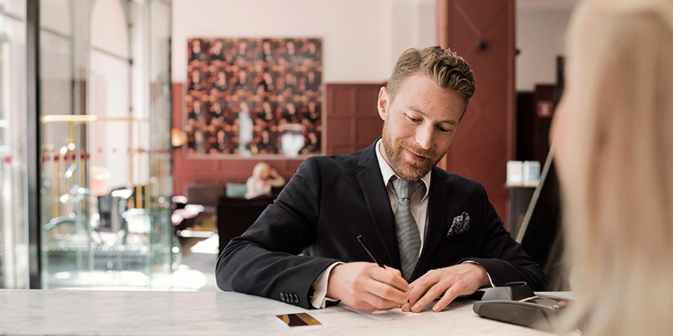 Man i hotellreception