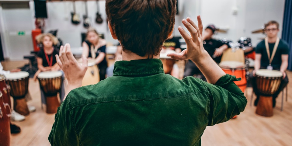 Person som dirigerar musik