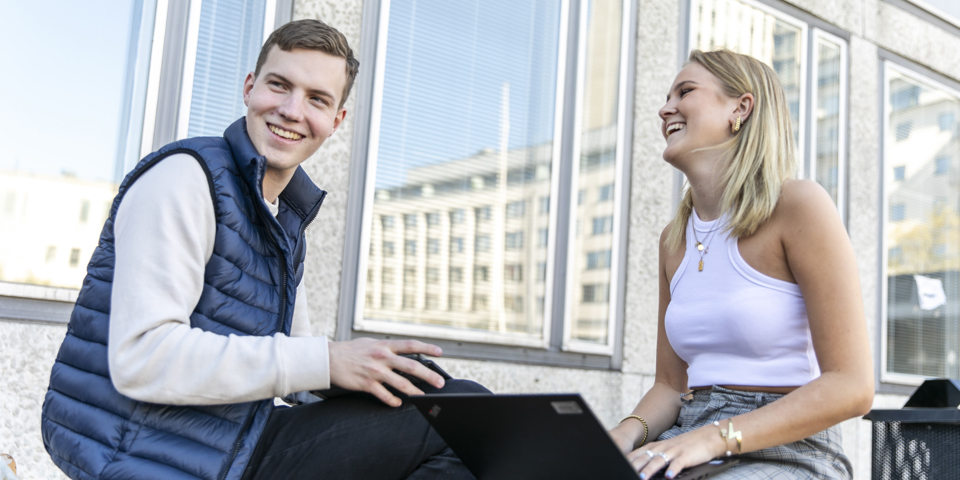 Ungdomar på skolgård