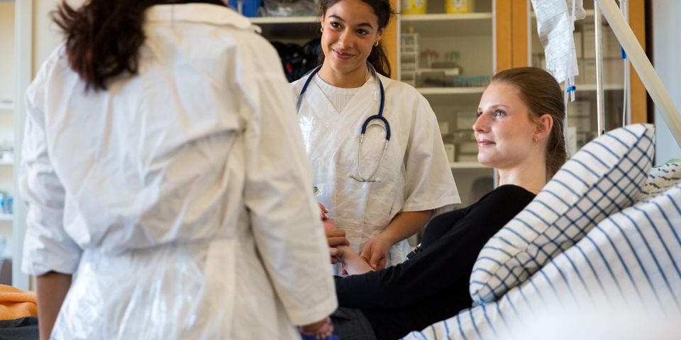 Vård och omsorgselever med vit rock
