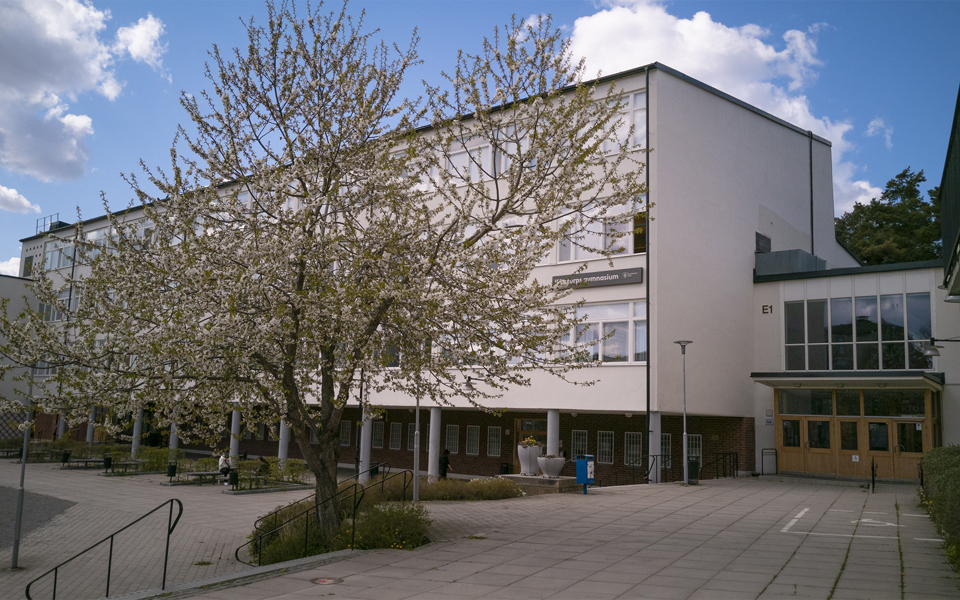 Fasaden på Kärrtorps gymnasium.